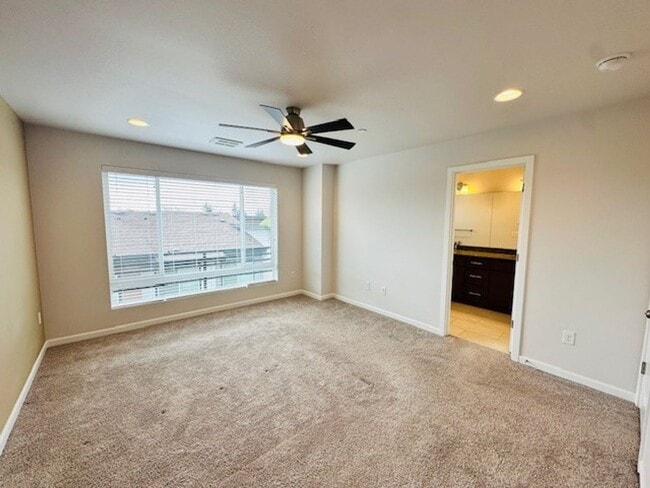 Building Photo - 3Bd/2.25Ba Seattle Townhouse