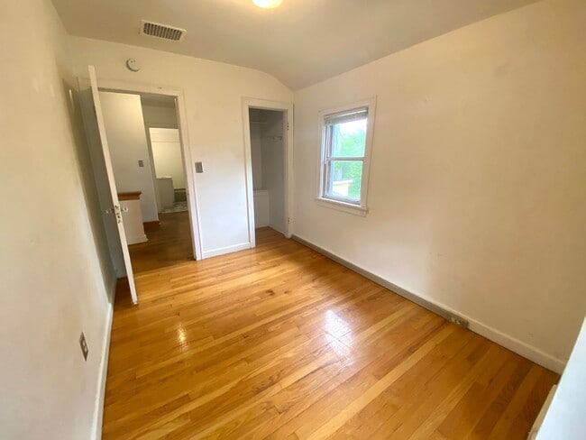 Building Photo - 5 bed 1.5 Bath Single Family Home! Near NDSU!