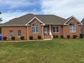 Building Photo - 4 Bed / 2.5 Bath Single Family Home