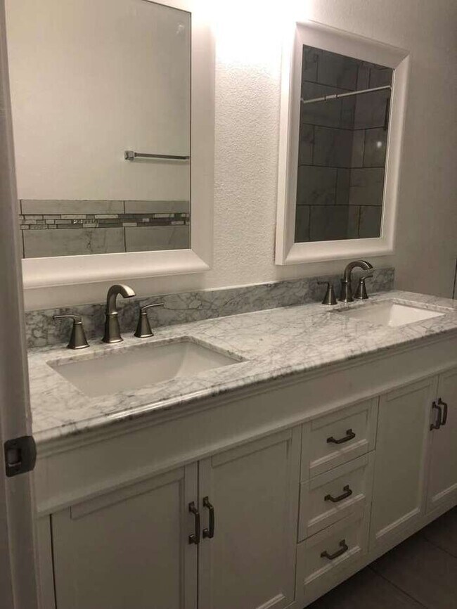 Building Photo - Tracy Gorgeous Renovated 4 Bedroom 2.5 Bat...