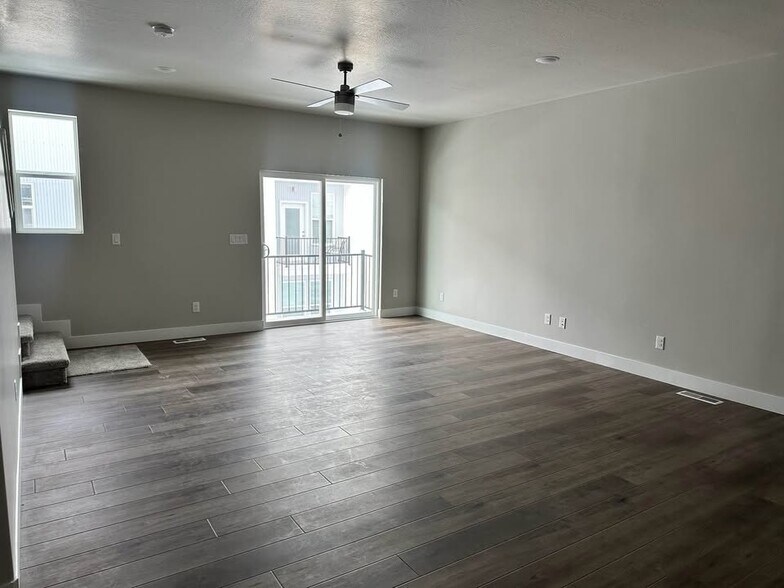 Building Photo - 1069 S 2560 E
