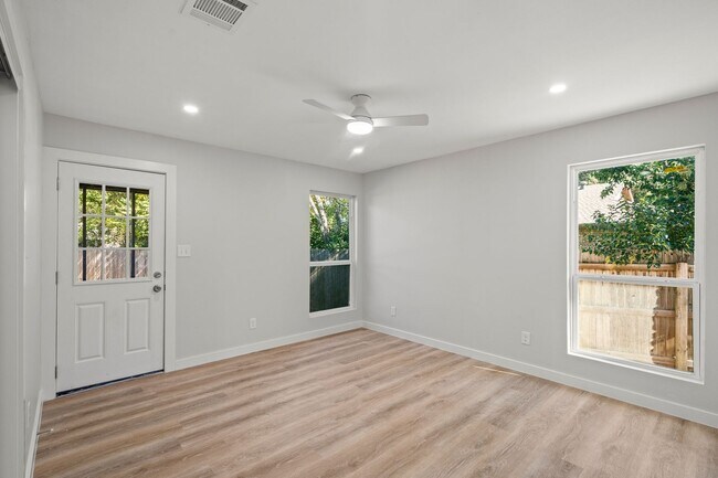 Building Photo - SW Loop 820 - 4304/4306 *Lease Up Only*