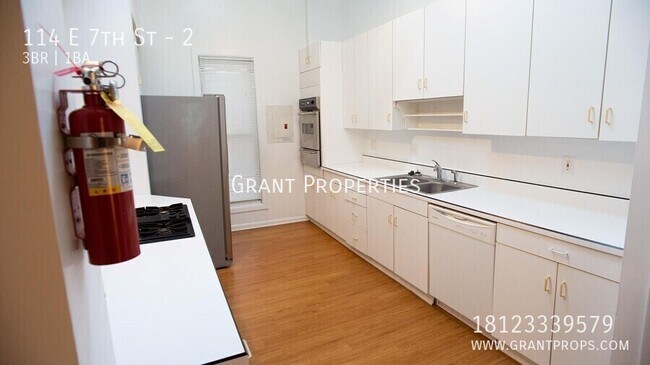 Building Photo - 114 E 7th St