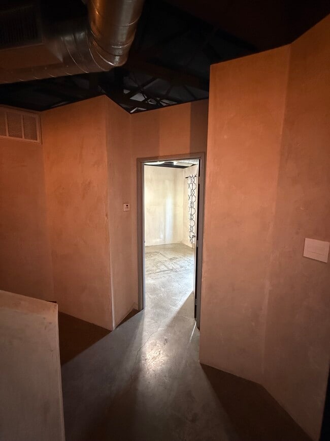 Building Photo - 825 W Daggett Ave