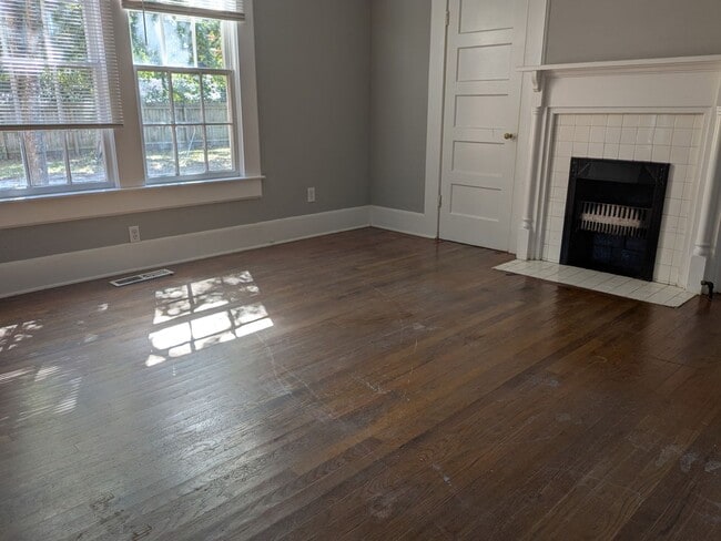 Building Photo - Spacious Two Story Home