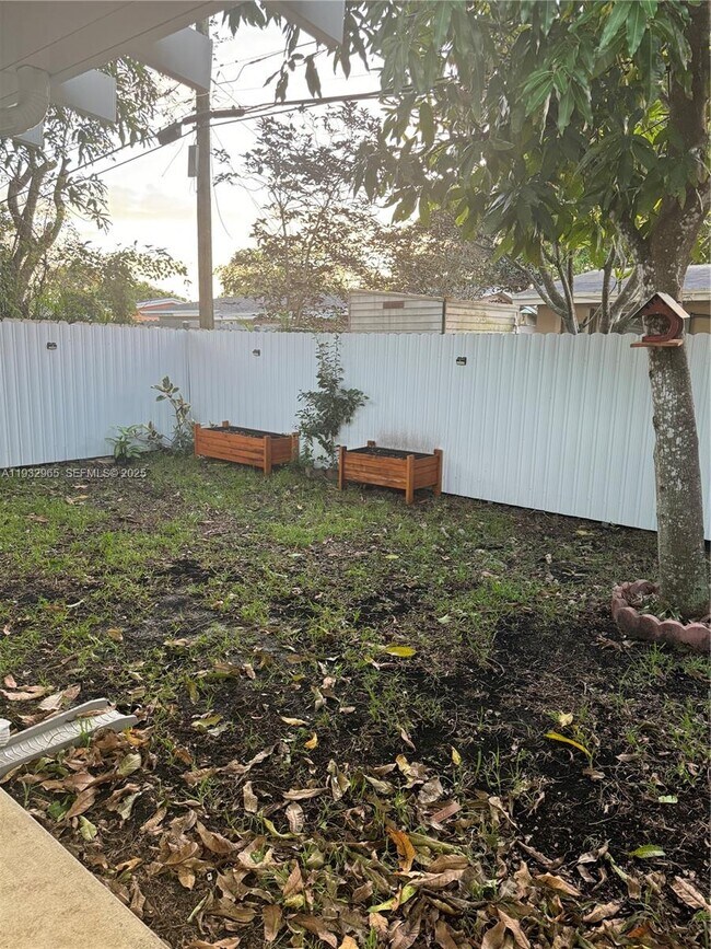 Building Photo - 1020 N 74th Terrace