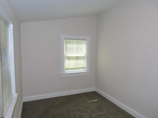 Building Photo - 407 Maple Ave