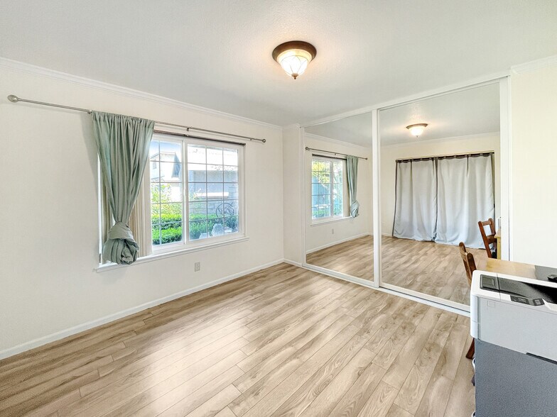 Building Photo - 2611 Willow Ct