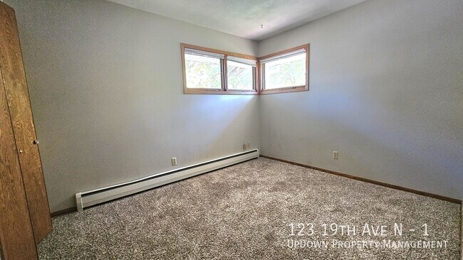 Building Photo - 123 19th Ave N