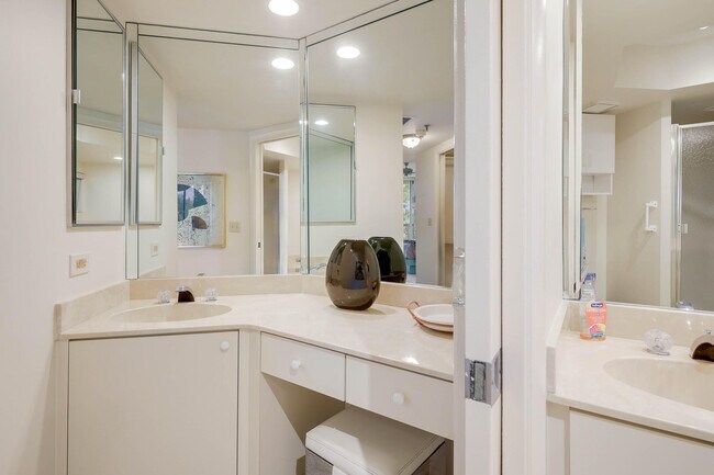 Building Photo - 5279 Fountains Dr S