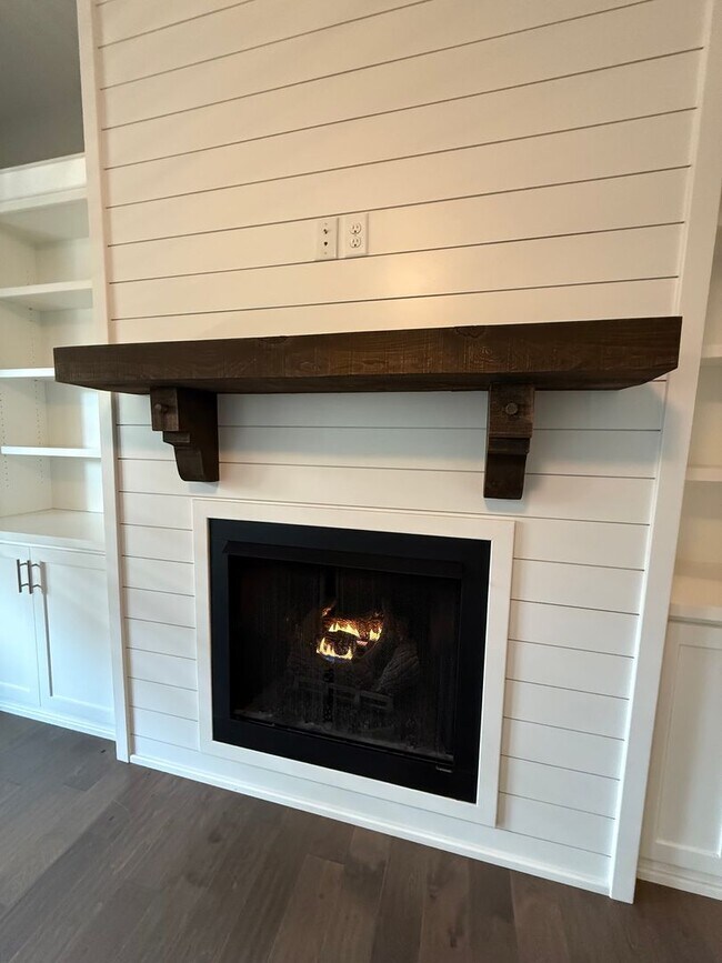 Building Photo - ****MOVE-IN SPECIAL**** Gorgeous 4Bedroom ...