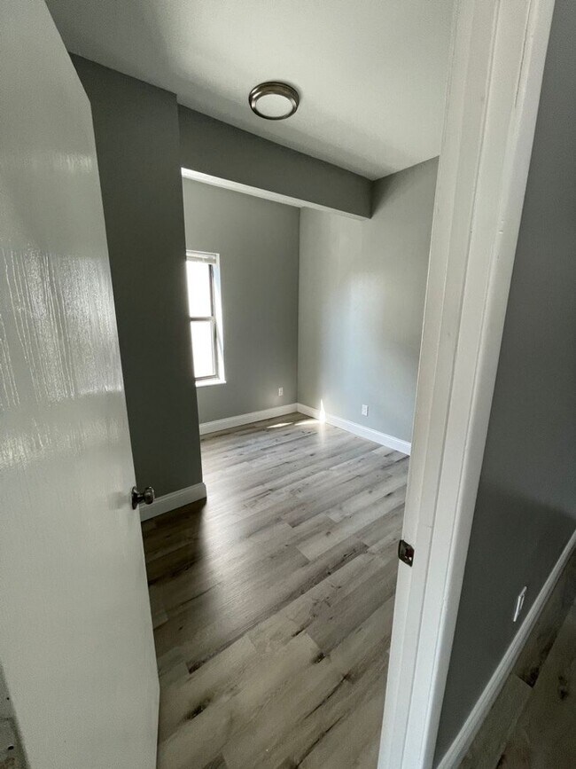 Building Photo - GORGEOUS 2/1 -  RENOVATED! Stainless, Granite, In Unit W/D