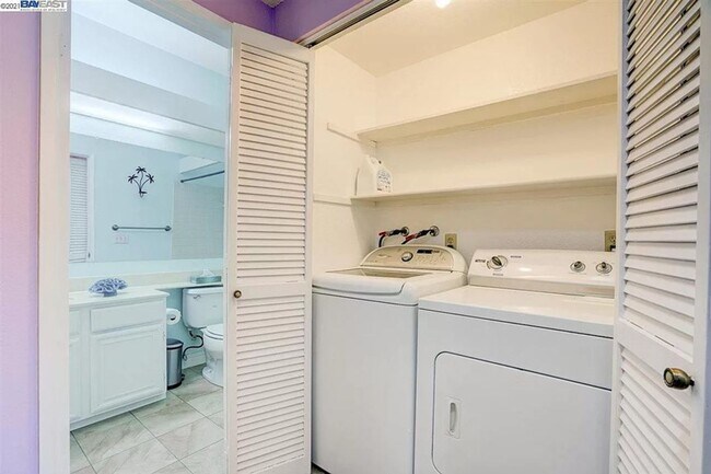 Building Photo - $2990 / 2 BR - GORGEOUS MEADOWBROOK CONDO ...