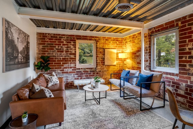 Building Photo - 15 Burbank Dr SW