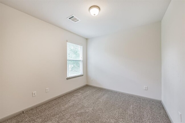 Building Photo - 914 Shady Ln