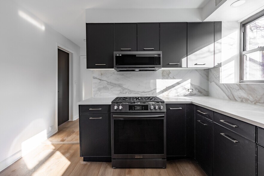 Building Photo - 3138 W Schubert Ave