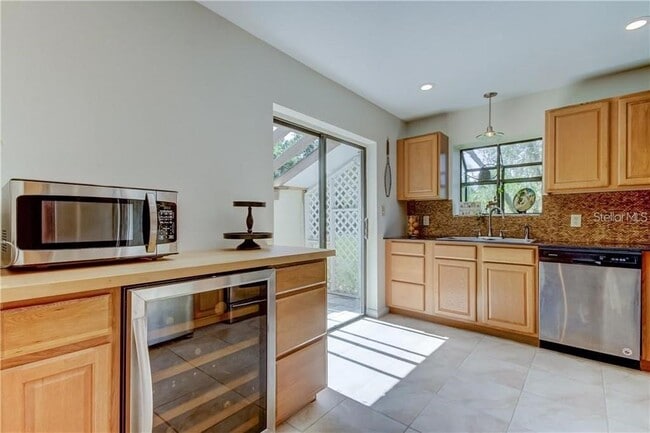 Building Photo - 9030 Bullrush Ct