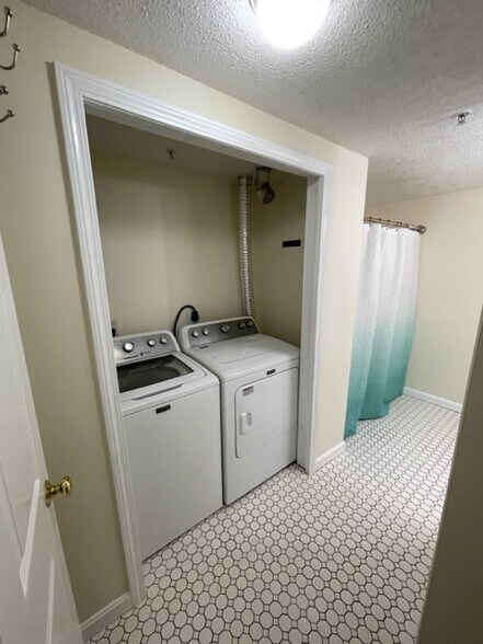 Full Bath with Laundry - 31 Devereux St
