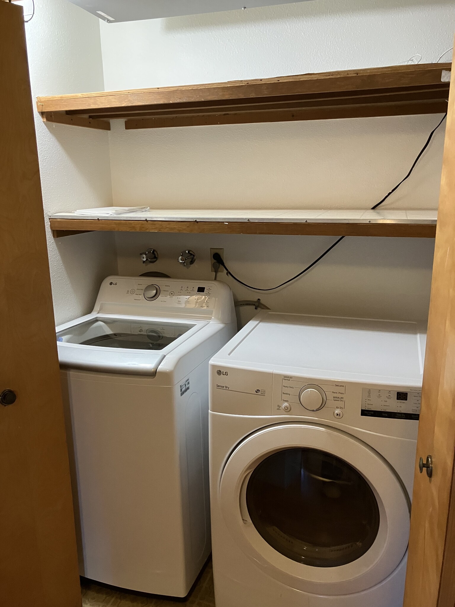 Washer/dryer included - 2094 1/2 Arthur St