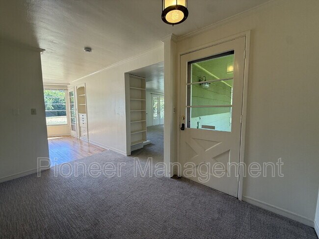 Building Photo - 375 Cherry Dr