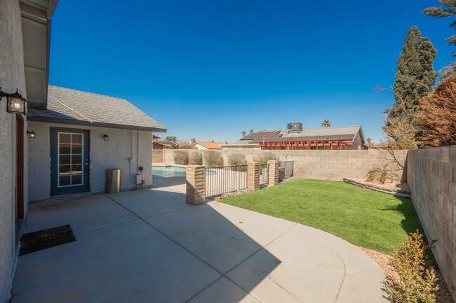 Building Photo - Charming 3-Bedroom Rental with Pool, Firep...