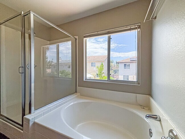 Building Photo - Beautiful 4BD/2.5BA House in Eastlake W/ O...