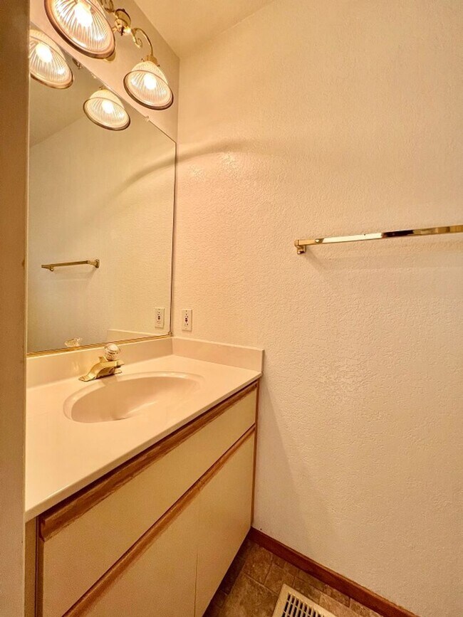 Building Photo - Beautiful Two Bedroom Valley Club Circle C...