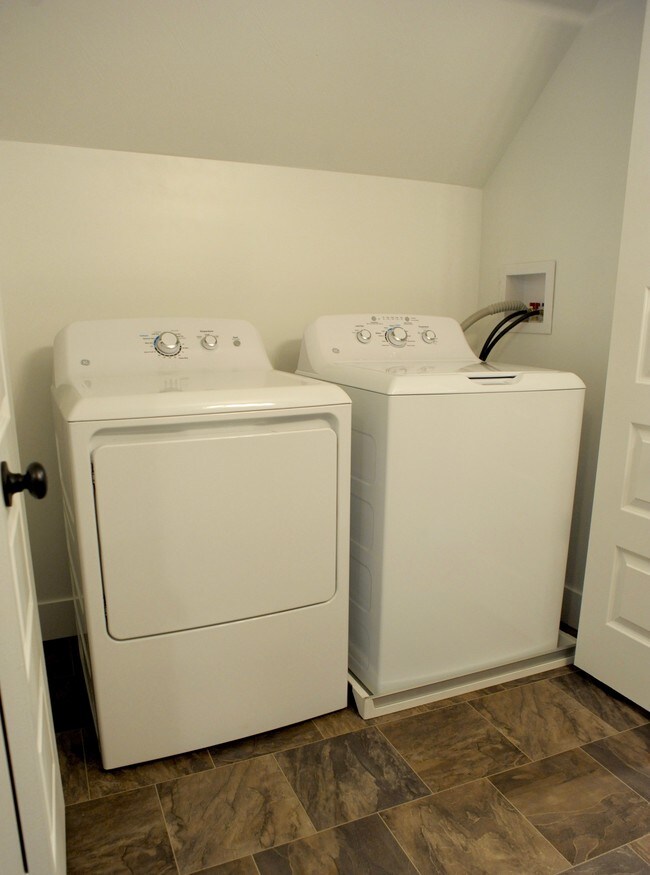 Building Photo - 1424 Sigsbee St SE