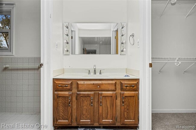 Building Photo - 2360 Pine View Dr