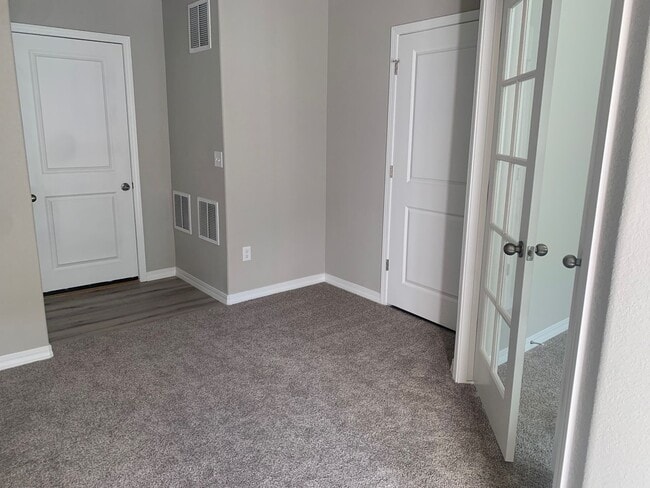 Building Photo - 3 BEDROOM TOWNHOME LOCATED in the The Town...