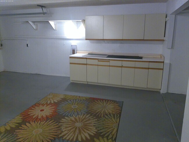 Building Photo - Charming Golf Course Condo for Rent – Residential Estates