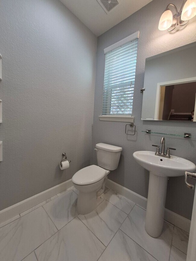 Building Photo - Gorgeous 4bd/2.5ba Two Story Home In Roseville!