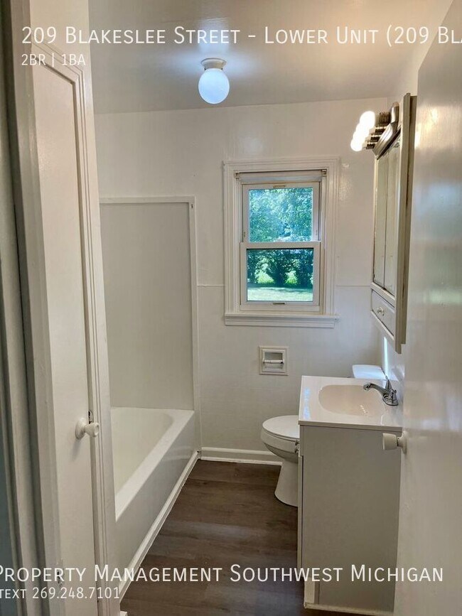 Building Photo - 209 Blakeslee St