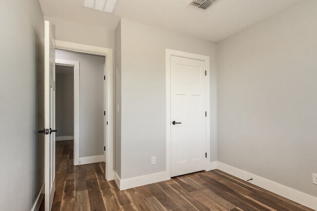 Building Photo - 3862 W Tamarisk St