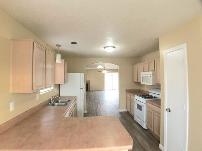 Building Photo - Ventana Ranch 3 bedroom. Newer Flooring! No Carpet. Huge open living space. Great location.