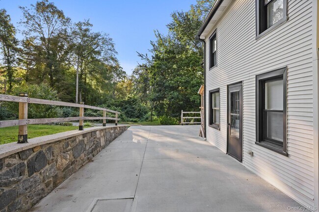 Building Photo - 1302 NY-22