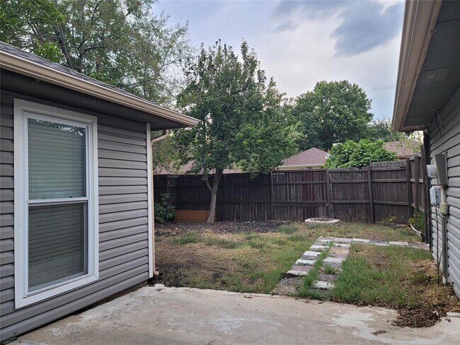 Building Photo - 613 Hanover Dr