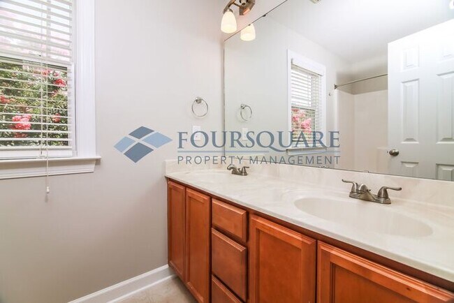 Building Photo - End Unit Townhome| 2nd Floor Loft Space | ...