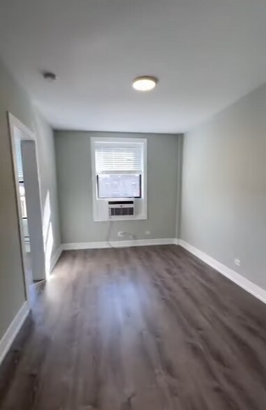 Building Photo - 515 W Belmont Ave