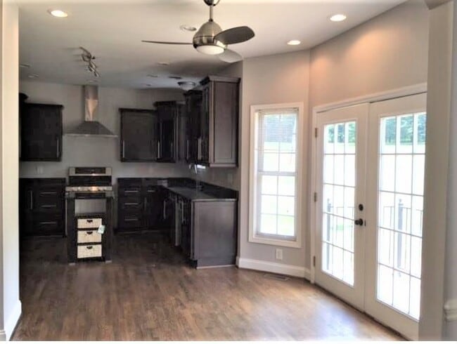 Building Photo - 5 Robert de Brus Cir