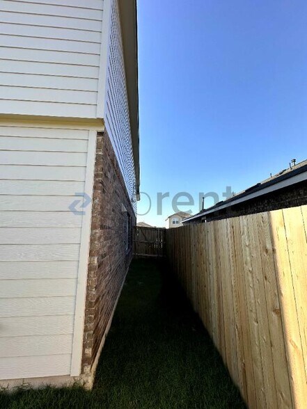 Building Photo - 303 Milliner Lp