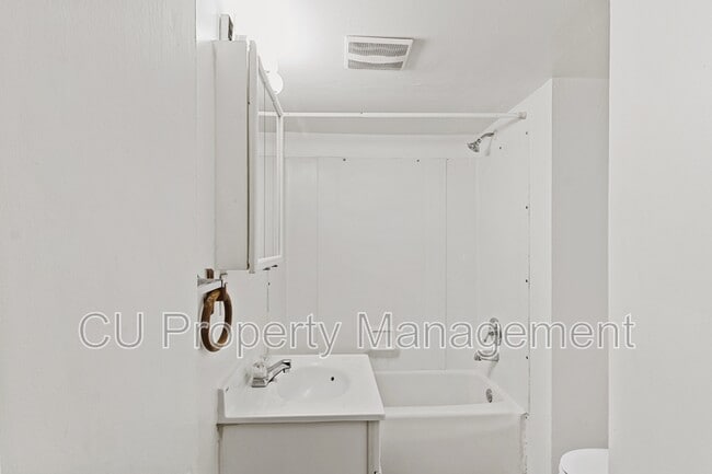 Building Photo - 202 S Lynn St