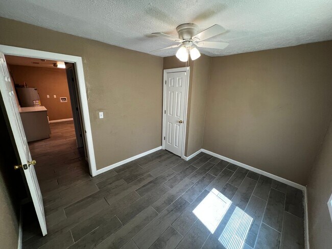 Building Photo - 2036 S Roosevelt Rd 6
