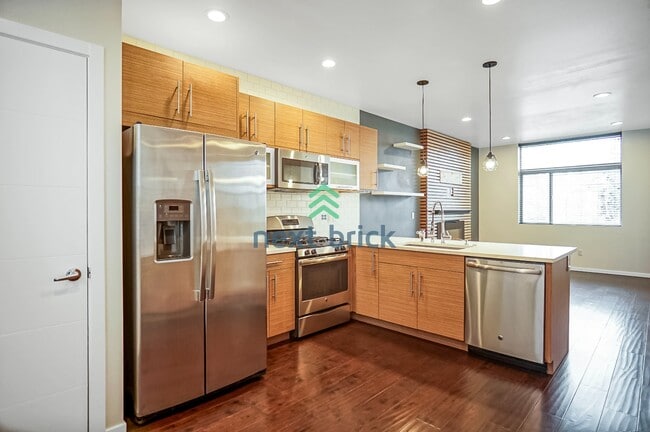 Building Photo - 2 BED & 1.5 BATH TOWNHOME FOR RENT