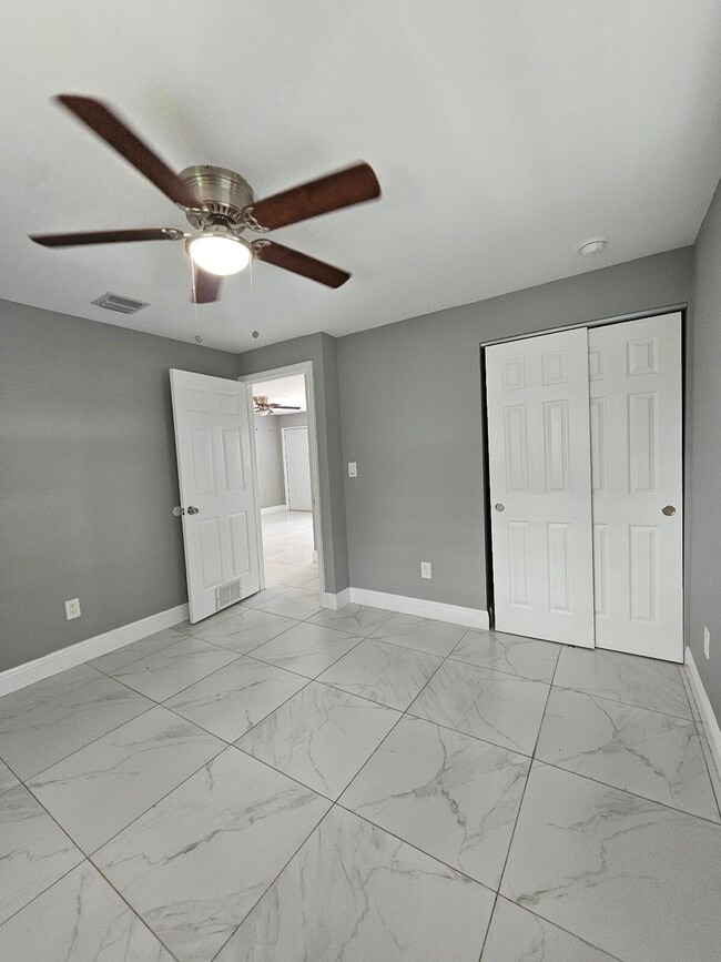 Building Photo - 933 W 7th St