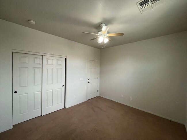 Building Photo - 4 Bedroom Home with Loft in Stonefield Com...