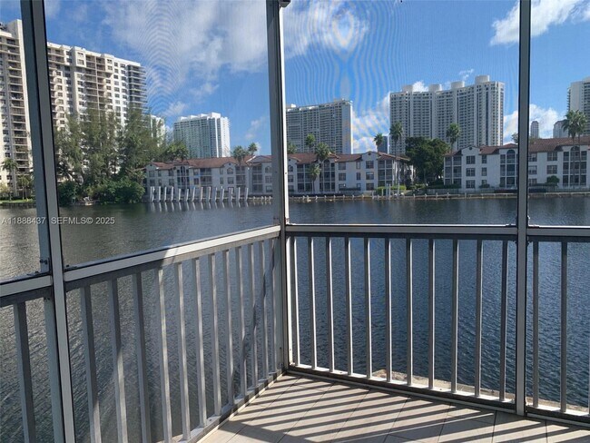 Building Photo - 2999 Point E Dr