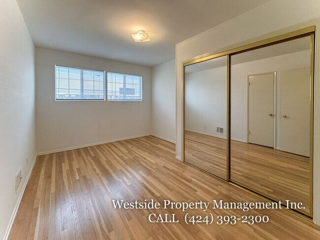 Building Photo - 244 S Doheny Dr