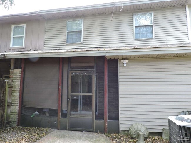 Building Photo - 728 N Fairfield Dr