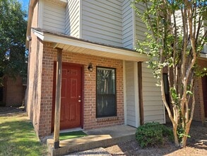 Building Photo - College Station -2 bedroom/ 2.5 bath - 2 story condo -Complex has a Pool.